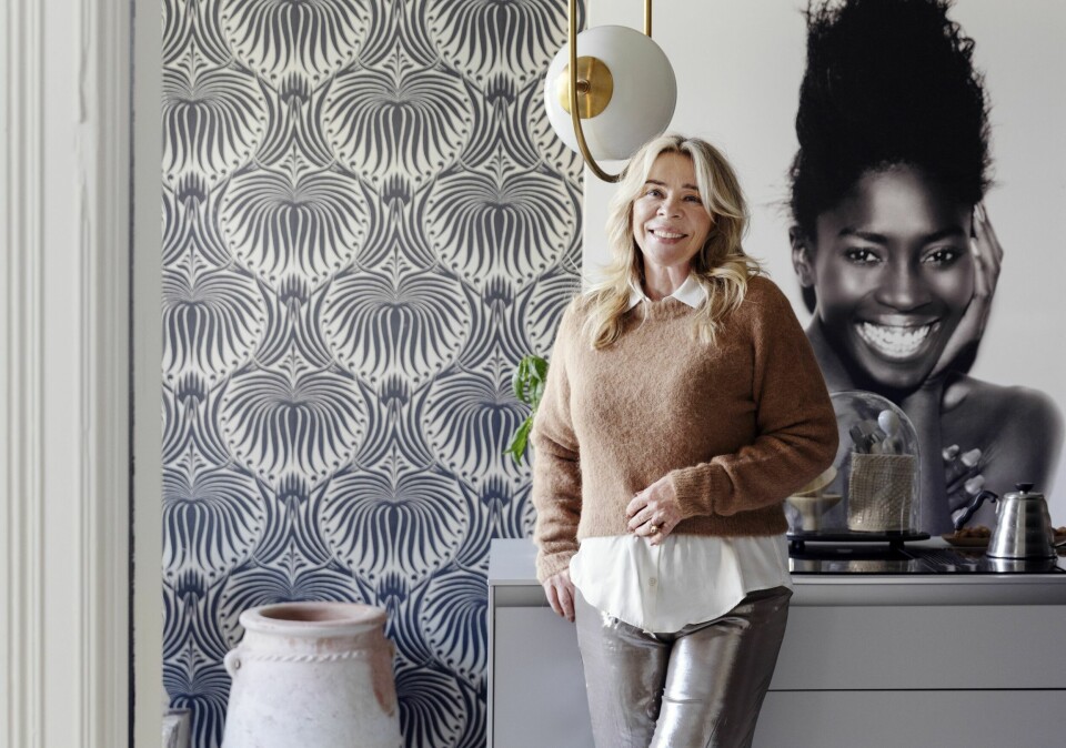 FAVORITTSTED: Tapet er en av Tones signaturer. Her står hun foran en av sine egne favorittvegger, nemlig kjøkkenveggen. Store, grafiske kunstverk gir rommet karakter og et personlig preg.