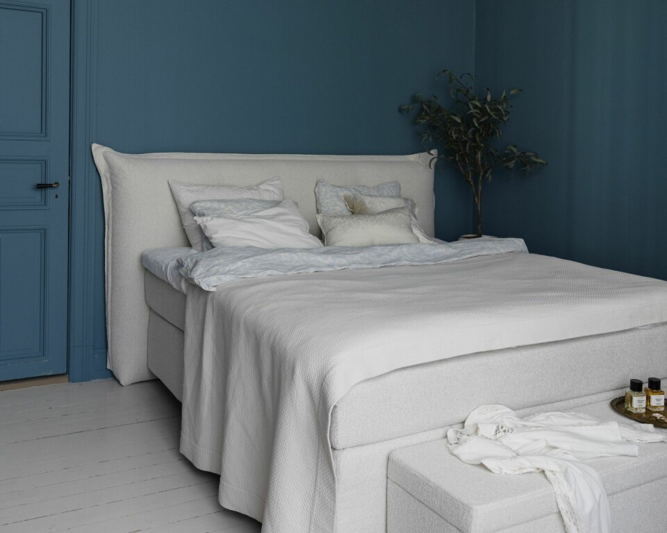 TID FOR RO: På soverommet skaper blå vegger en rolig ramme for hvile. Med kaffekoppen innen rekkevidde jobber Tone gjerne fra sengen, som er fra Jensen Beds, som hun samarbeider med. Sengetøyet er designet av Tone selv for La Mer.