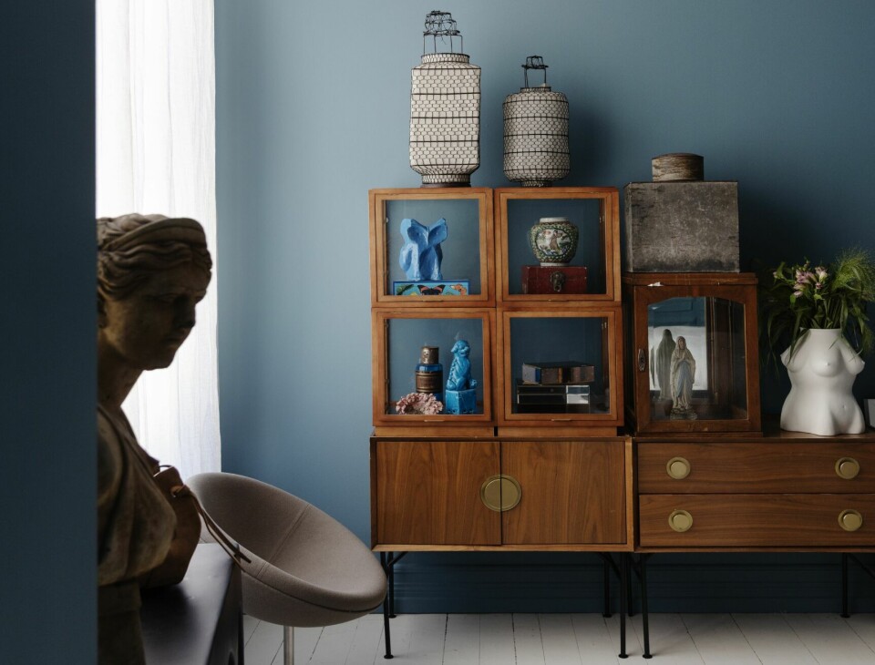 KREATIV LØSNING: En perfekt miks av luksus og rimelig. Tone har satt sammen pynten i skjenken med elementer fra Jonathan Adler og mer budsjettvennlige funn.