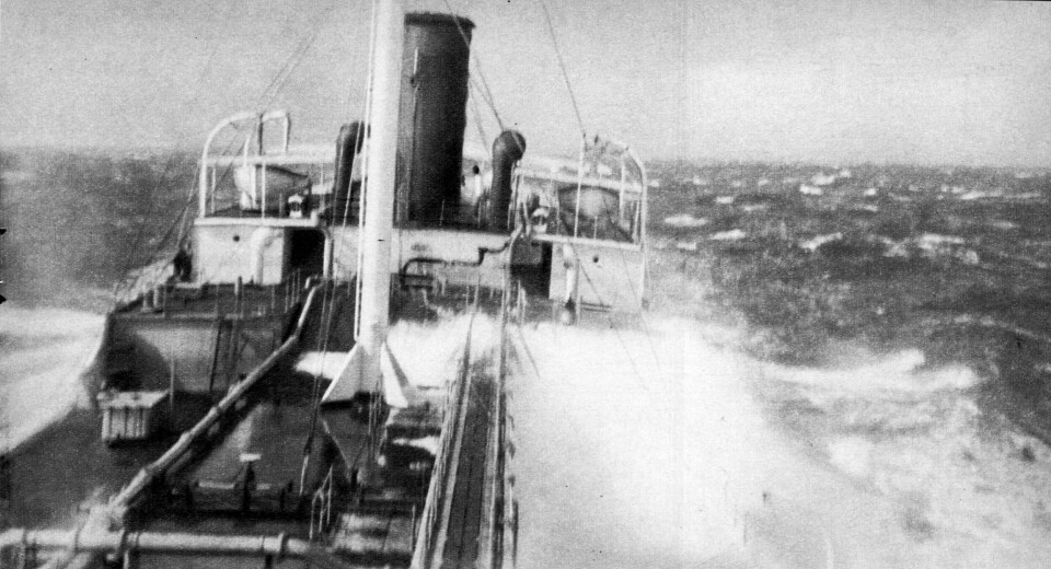 FRISKT HAV: Motortanker Lise tålte friskt hav, men ikke tyske granater og torpedoer. Likevel ble alle av mannskapet som ikke falt for den voldsomme ildgivningen, berget.