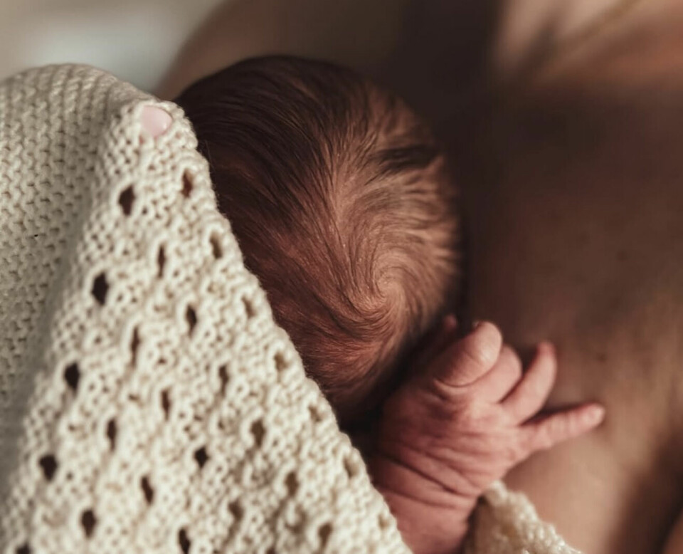 NYBAKTE FORELDRE: Dette koselige bildet delte foreldrene like etter at datteren kom til verden.