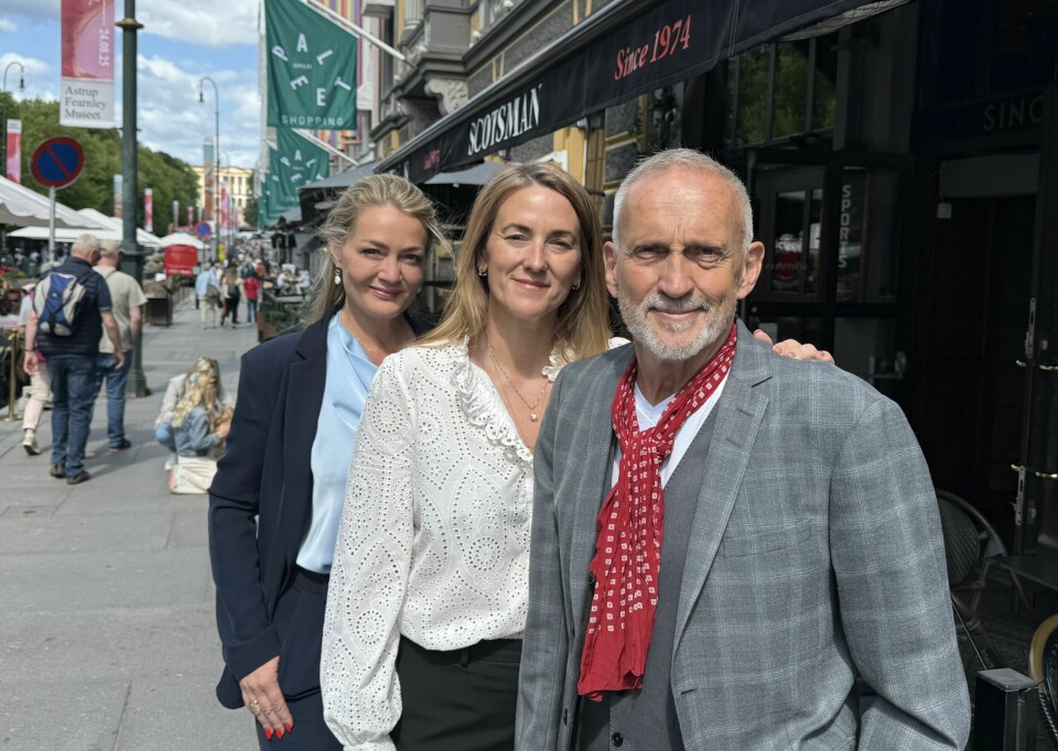 KVINNENE OVERTAR: En av verdens mest leste krimforfattere har fått en dødelig kreftdiagnose, men har valgt å la sin suksessrike helt overleve. Han har testamentert sitt krimunivers til de to stjernejournalistene, Stine Bolther og Lene Holm.