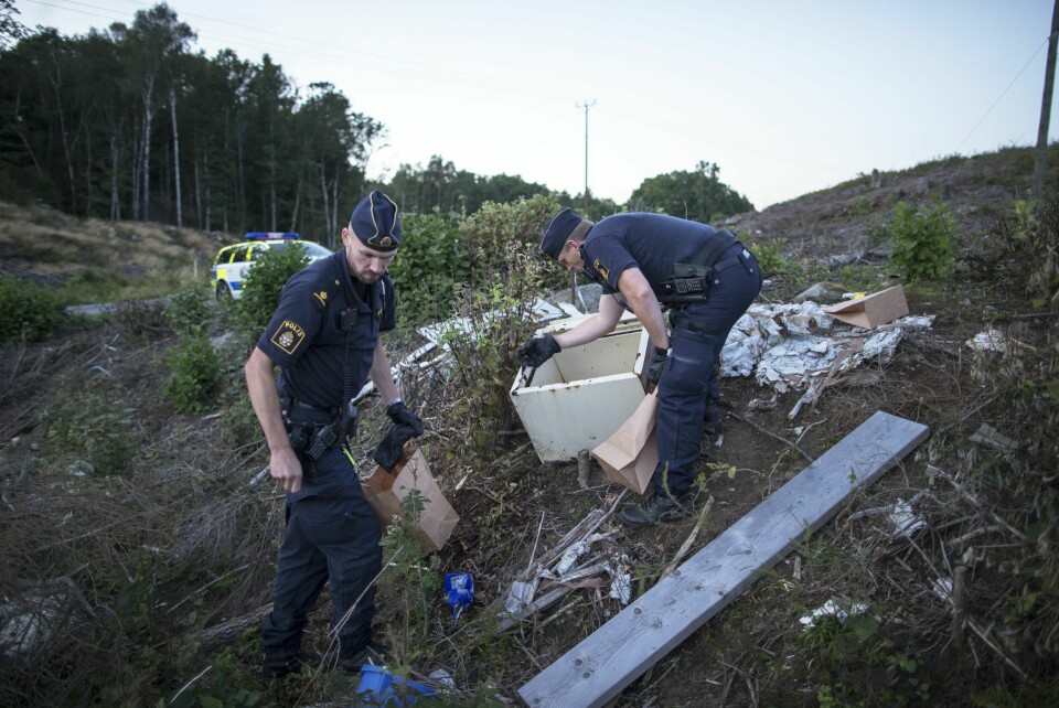 SPORJAKT: Pengeskapet til ekteparet Antby forsvant fra gården i forbindelse med dobbeltdrapet. Politiet lette lenge etter pengeskapet i håp om å finne ytterligere spor som kunne knytte de to dømte også til pengeskap-tyveriet.