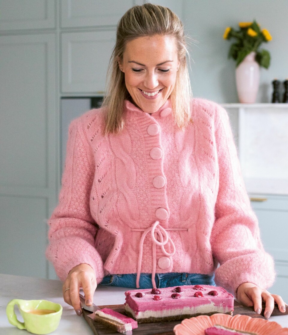 SØTT OG GODT: Linn slår et slag for desserten, da hun tror på at det å unne seg noe søtt rett etter middag er bedre enn å finne fram godteskåla senere på kvelden.