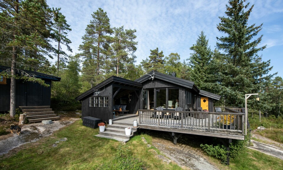 TRADISJONELL: Hytta fra 1970-tallet er 60 kvadratmeter stor og ligger i Hornnes helt nederst i Setesdal, i et typisk innlandsklima.