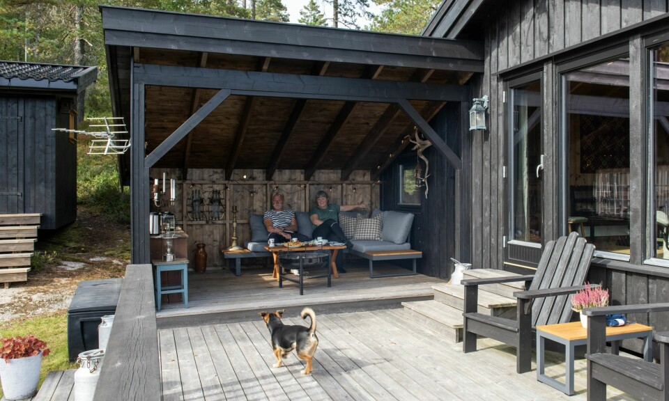 HERLIG UTEPLASS: Paret tilbringer mye tid på verandaen og ikke minst i utestua. Her sørger vegger og tak for at de sitter skjermet for vær og vind.
