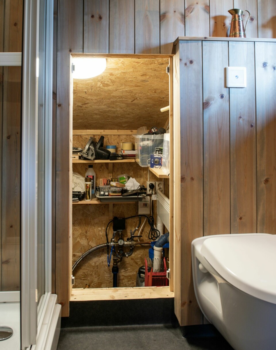 SMART: I bakkant av badet har Morten bygget et teknisk rom til pumpe, varmvannstank og annet utstyr. Han har også laget en lem som flukter med veggen, når den settes på, er det ikke mulig å se åpningen.