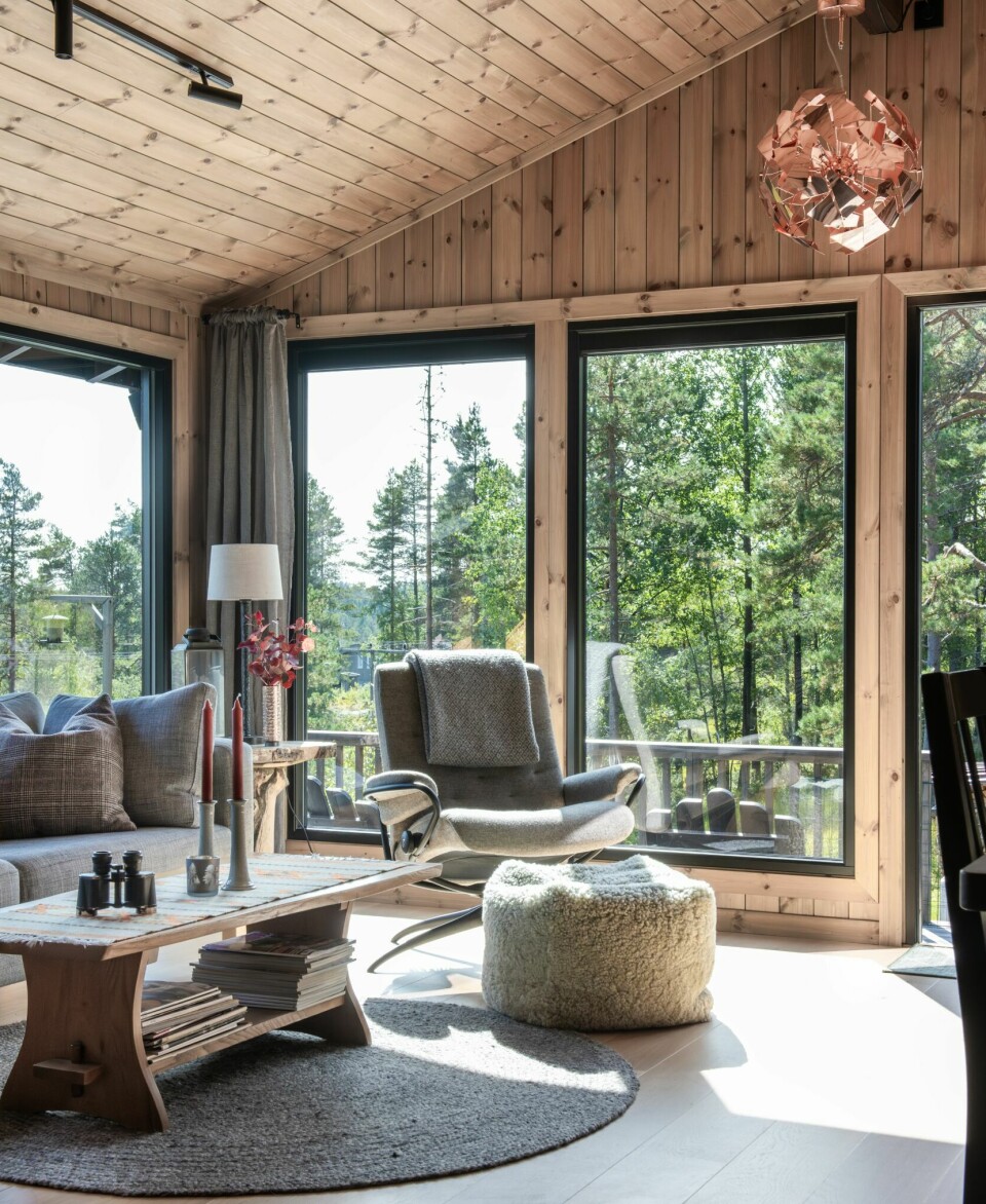 LYST OG TRIVELIG: Den største visuelle forskjellen fra før og nå er effekten av vinduene. De sørger for mye bedre utsikt enn før, og hele rommet blir også mye lysere og triveligere.