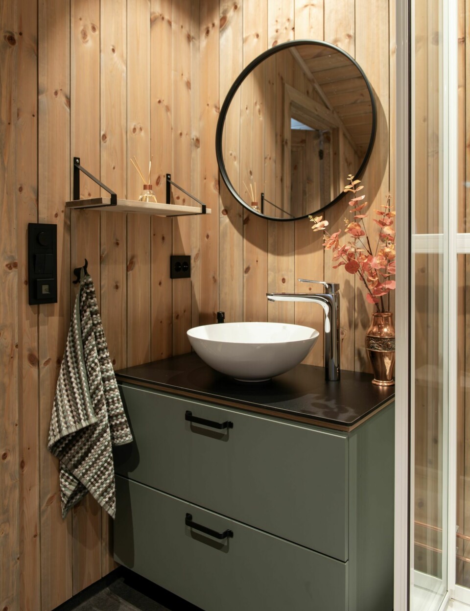 HYTTELUKSUS: Badet er kledd med lun panel, og etter oppgraderingen har de også fått varmekabler her inne.
