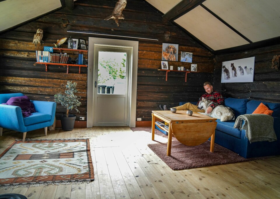 BESTEVENN: Hunden Avior kom til Kristian da hun var 11 måneder gammel og ble en god følgesvenn. Her koser de seg sammen i stua på den gamle husmannsplassen.