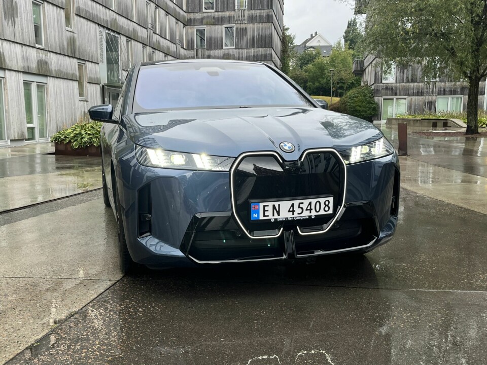 GLØDENDE GRILL: Supercharged-pakken på bilen omfattet også Iconic Glow som lyser opp nyregrillen. De adaptive LED-lysene har fått BMWs karakteristiske fireøyede design og vertikale LED-enheter for kjørelys og blinklys.