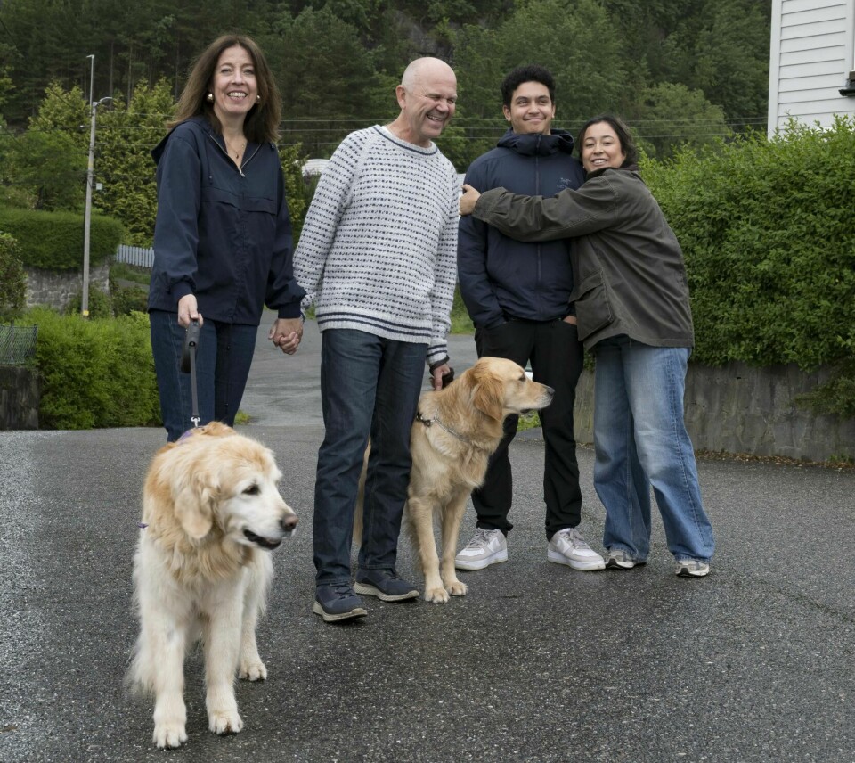 GODE VENNER: Kona Sissel, Kurt, Alexander, Eilen Valentina og førerhunden Rio utenfor barnas barndomshjem i Bergen. Barna opplever at foreldrene også er blant deres beste venner.
