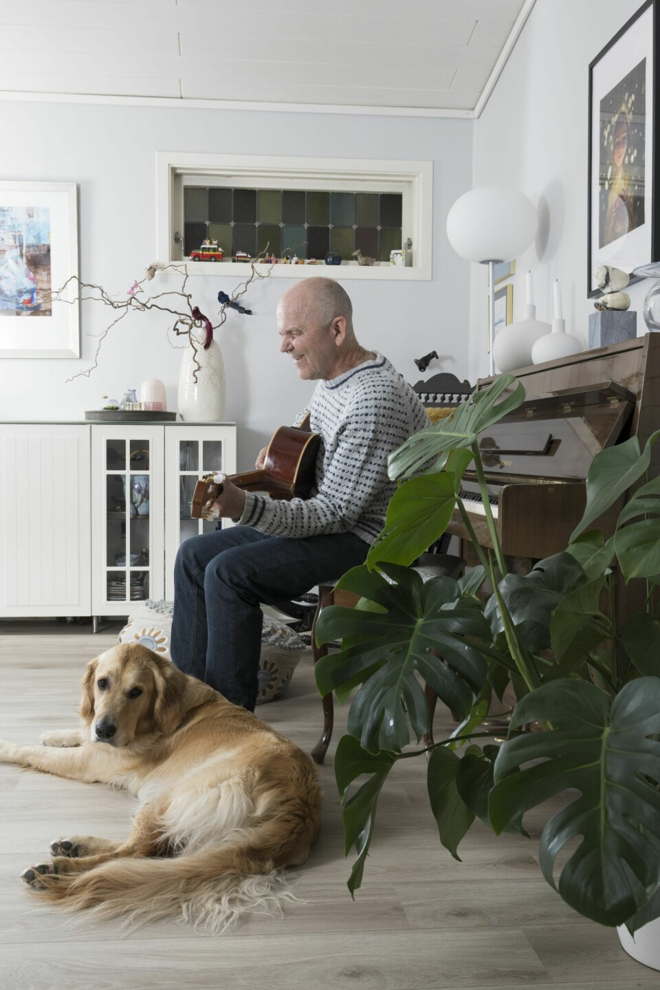ALLTID MED: Førerhunden Rio er aldri langt unna Kurt.