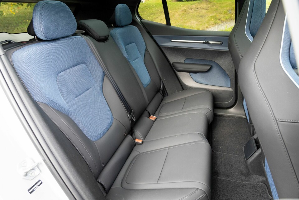 TILMÅLT: Bakseteplassen hos Volvo er akkurat tilstrekkelig med voksne på rundt 180 cm foran og bak. Men sittekomforten er ikke den beste.