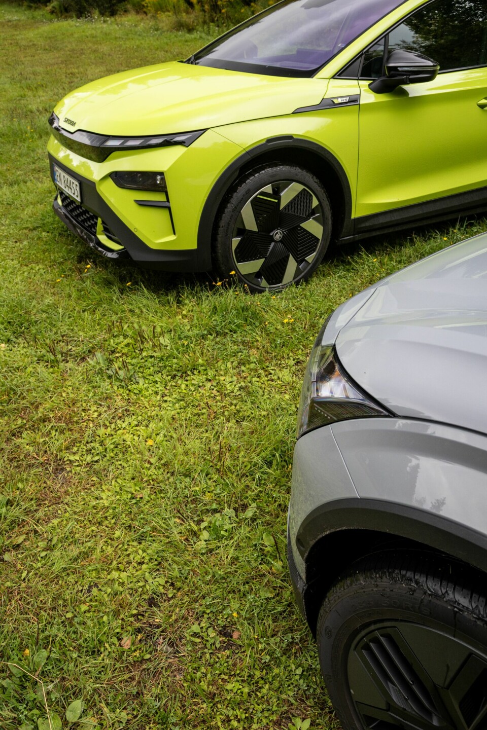 STIKKER SEG FREM: Skoda Elroq RS har gjennomgående bedre egenskaper enn Volvo EX30 Cross Country. Når prisen er lik, gir det beste bilkjøpet seg selv.