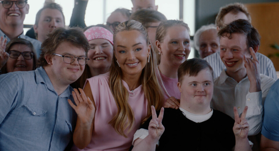 STORE SMIL: Det var god stemning da Sophie Elise poserte sammen med den populære gjengen.