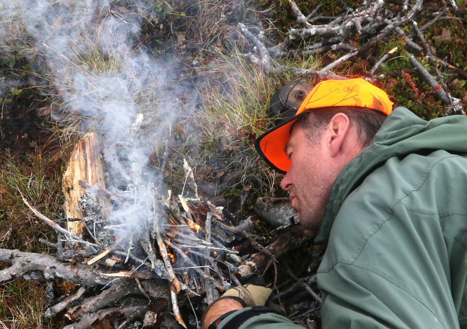 BLÅS I DET: En velkjent metode for å få i gang bålet er å blåse hvis det ikke tar skikkelig fyr. La luftstrømmen treffe nederst, og hold det gående til flammene får godt tak.