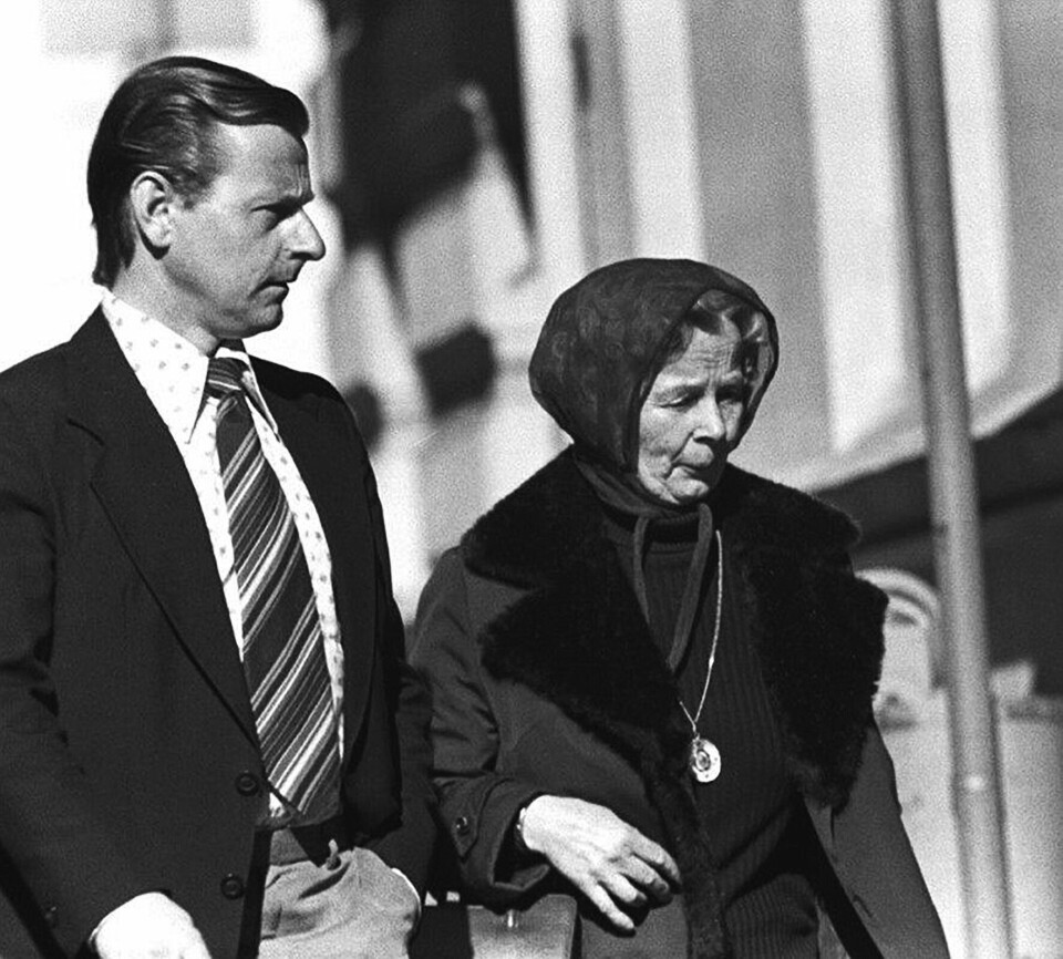 MED POLITIET: Gunvor Galtung Haavik sammen med en politimann på vei fra et av mange avhør i 1977.