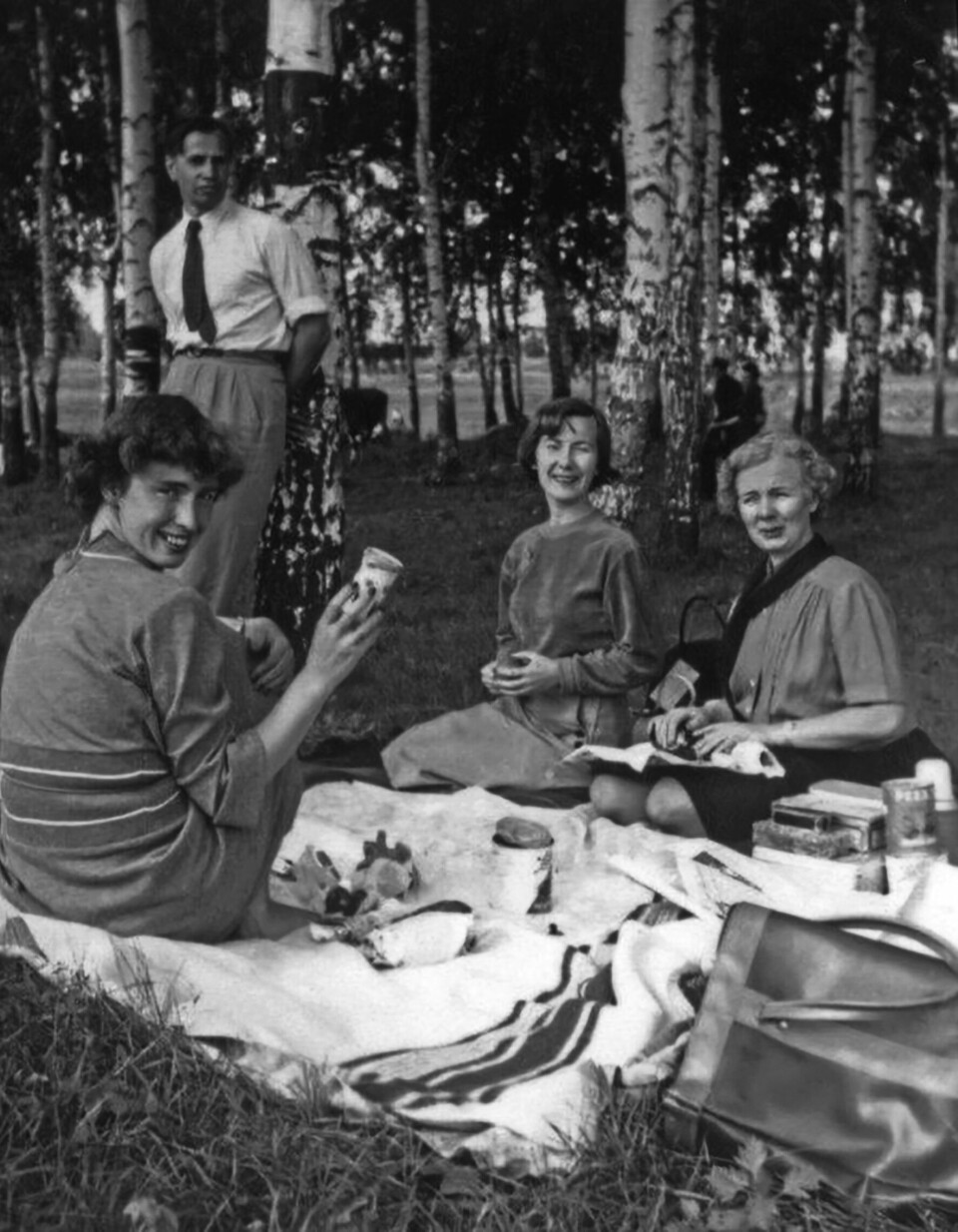 MED VENNER: Gunvor Galtung Haavik (t.h.) på piknik i Moskva i ca. 1953 mens hun var fullmektig ved den norske ambassaden i Moskva. I bakgrunnen står ambassadesjåfør Nikolai Pavljuk.