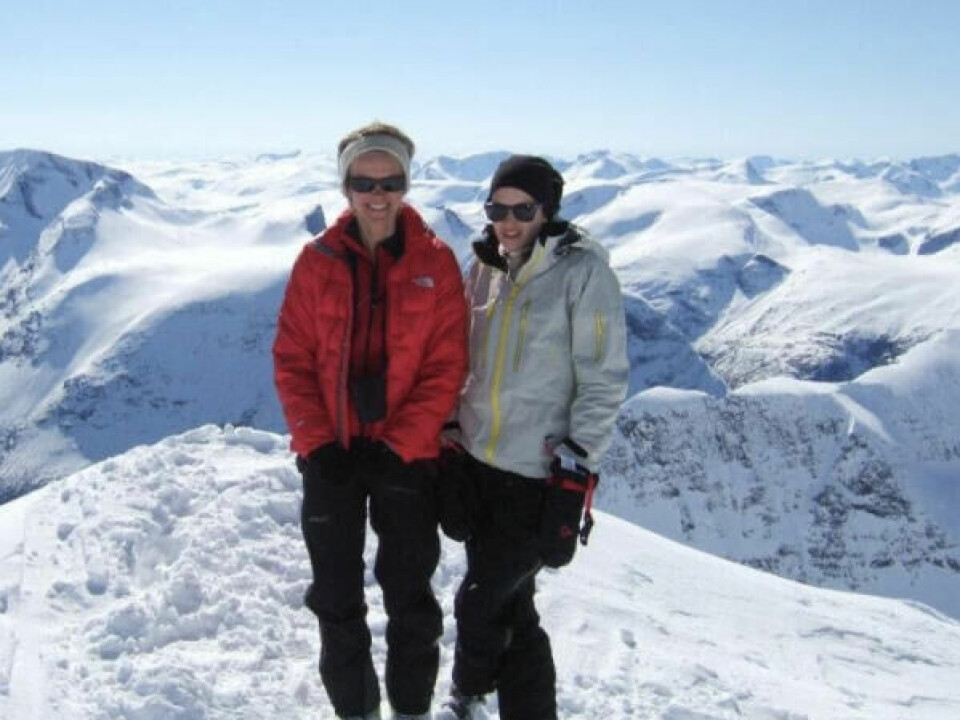 FØR SYKDOMMEN: Mor og datter sammen på et av de flotteste skifjellene på Nordvestlandet, Dronningens krone i Sunndal. Bildet ble tatt like før Karens konfirmasjon i 2012.