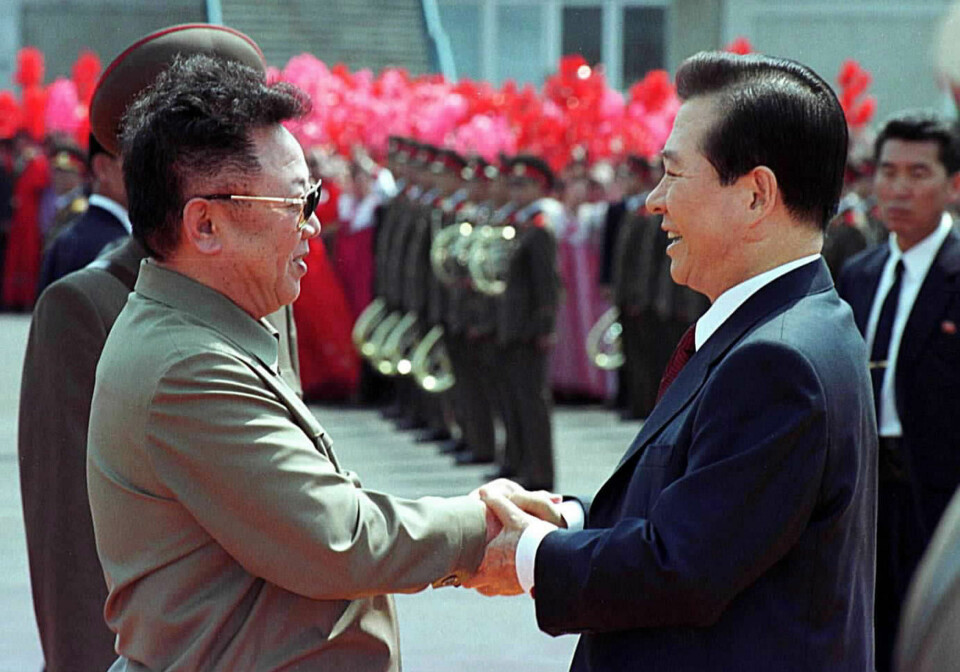 KJØPT ELSKVERDIGHET: Flere hunder millioner dollar betalte Sør-Korea til Nord-Korea for at deres leder Kim Jong-il skulle ta imot en nobelpris-jagende president Kim Dae-jung fra Sør-Korea. Møtet ga nobelpris noen måneder etterpå, men ikke å så mye mer å juble for.