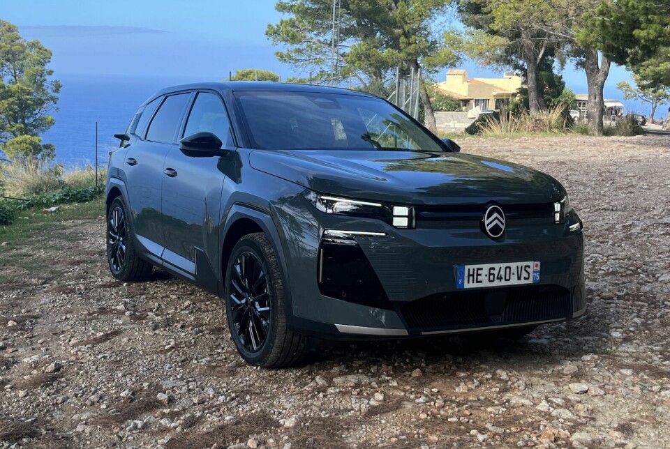 SNART I NORGE: De første versjonene av elektriske Citroën C5 Aircross er snart i Norge. Den kommer i første omgang med 74 kWt batteri (nettokapasitet) og 520 kilometer rekkevidde (WLTP). Den kan fås med attraktivt utstyr som panoramatak, LED matrix-lys og 360-graders kamera.