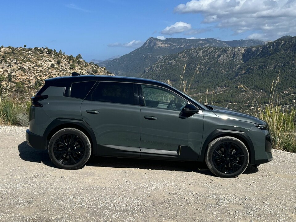 DISTINKT DESIGN: Bilen kan fås med barske 20-tommers aluminiumsfelger til å fylle de kraftige hjulbuene.
