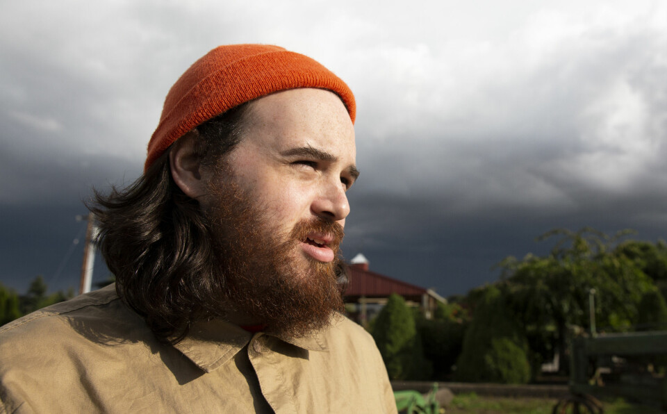 SKREMT: Barnehagebarn blir skremt av en mannlig ansatt med skjegg. Moren lurer på hva hun skal gjøre.