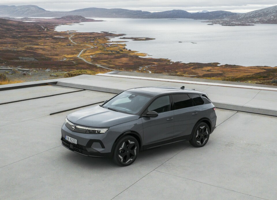 I NORGE: Opel Grandland på Valdresflya, nærmere bestemt utkikksplassen Rjupa med utsikt mot Vinstervatnet.