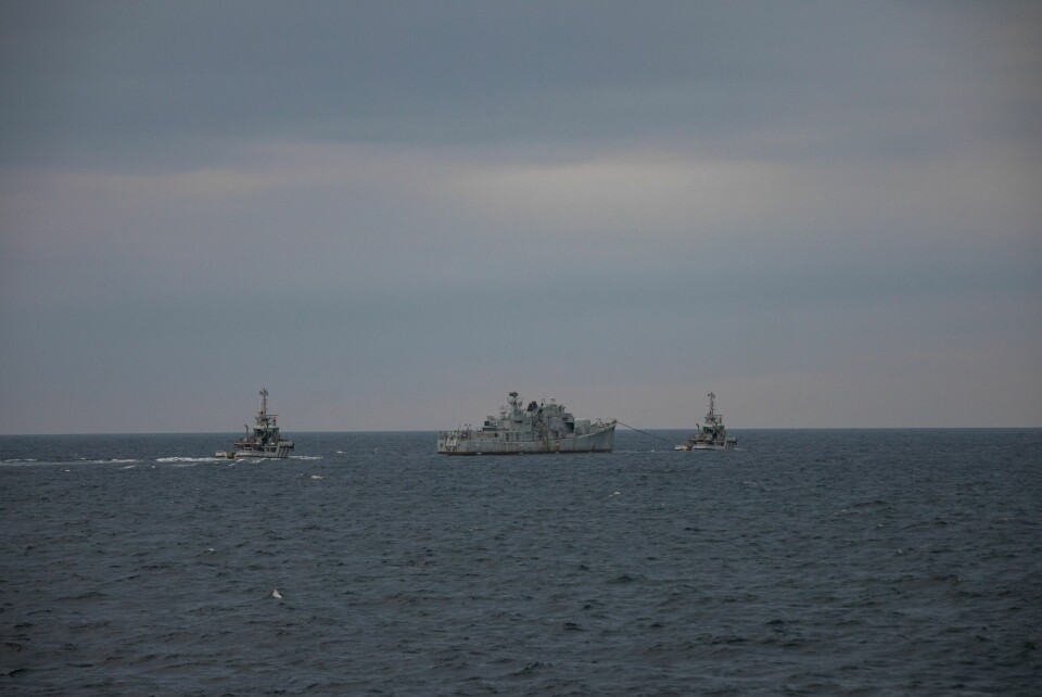 SISTE REISE: Utrangerte KNM «Bergen» blir slept ut for et siste oppdrag Norskehavet utenfor Andøya.