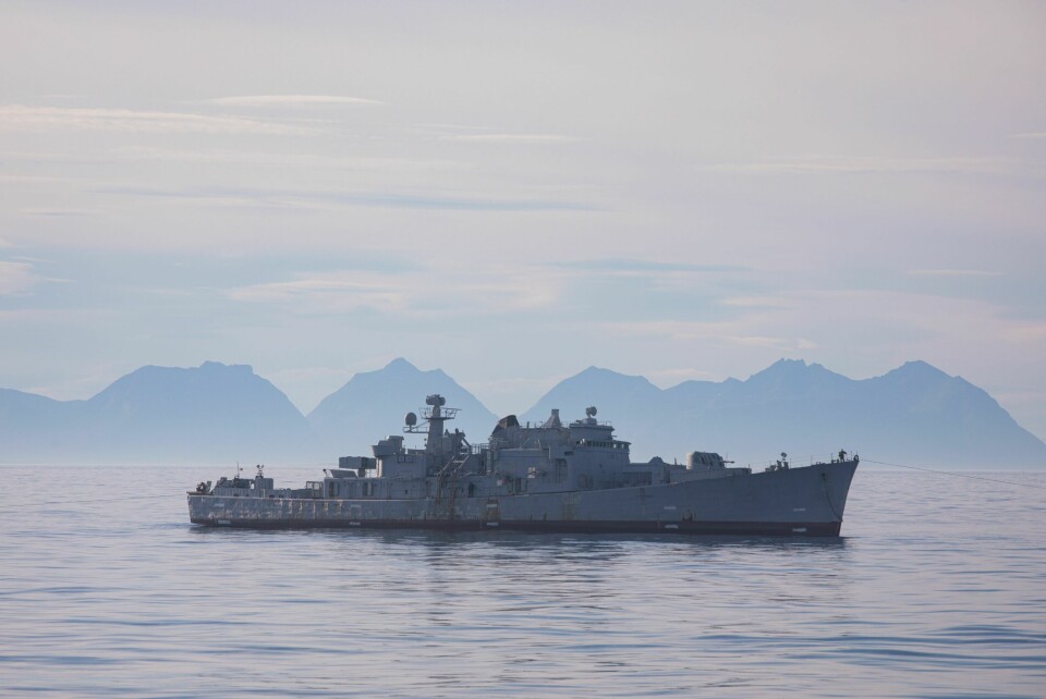 KUNSTIG REV: Ifølge Forsvaret ble KNM «Bergen» strippet og renset for farlig avfall før oppdraget som målfartøy.