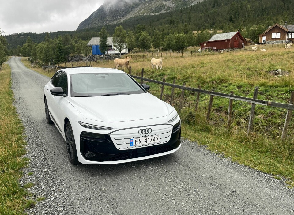 KU-ATTRO: Den ser jo ganske lekker ut i Isbrehvit metallic, sort optikk og 21-tommers felger.