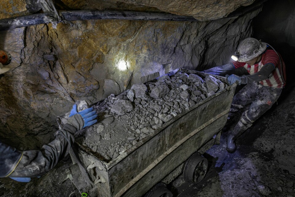 TRANGE KÅR: Arbeidshverdagen til Sandro og Jonathan er brutal sett med norske øyne. Arbeidet i de trange gruvegangene er hardt og risikabelt. Redskapen er enkel. De to karene fyller vogner med masse og trekker dem ut med manuell kraft, gjennom mørke og støvete ganger i fjellets dyp.