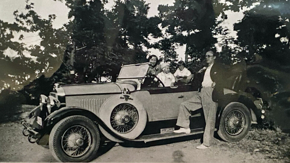 ANDRE EIER: Jonas Corneliussen fra Oslo ble den andre eieren av bilen. Her har bilen fått kjennemerke A-1233.