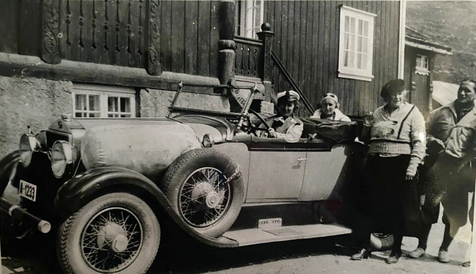 POSERER: Her et bilde fra familien Corneliussens fotoalbum. Legg merke til bagasjen som er plasser mellom forskjerm og pansersiden.