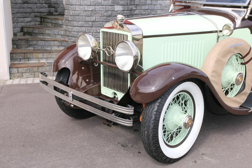 KLEDELIG: På de gamle bildene av bilen har den svart rørstøtfanger foran. Manvik har i stedet montert en fin fanger fra en 1926 Studebaker Standard Six, som kler bilen godt.