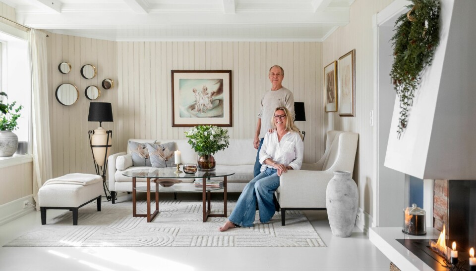 STUE: Sofaen, stolen og puffen er fra Fagmøbler, gulvteppet fra Rusta og glassbordet arvegods. De store gulvlampene fra Hødnebø har Sølvi hatt i over 35 år. Maleriet over sofaen er laget av Eser Afacan.