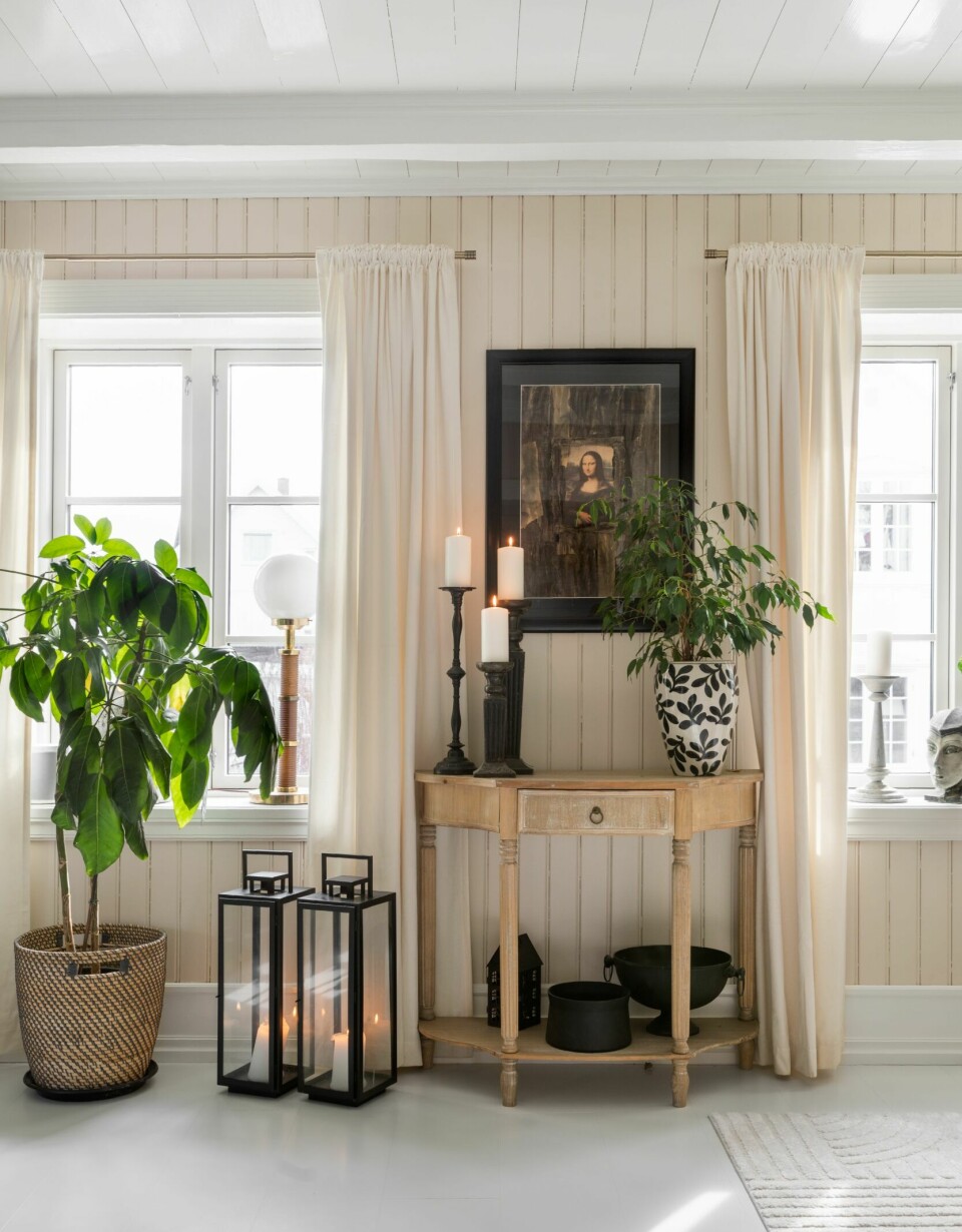 LYST: Veggene er malt i fargen Vanilje. Bordet mellom vinduene er kjøpt brukt.