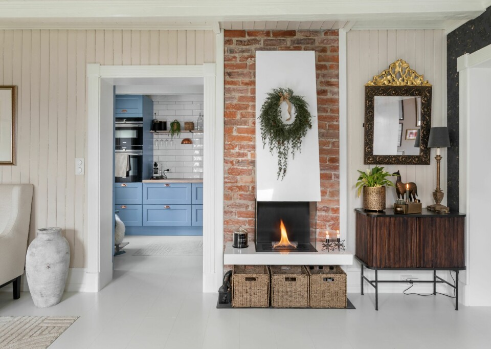 PEIS: Peisen fra Tenderflame gir både varme og stemning i stuen. Skjenken er fra HM Home, mens speilet er kjøpt på i en antikvitetsbutikk.