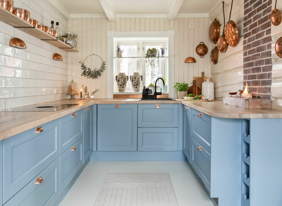 KJØKKEN: Kjøkkeninnredningen fra Aubo har fronter malt i fargekoden S3020-R90B, mens veggene har fått fargen Vanilje.