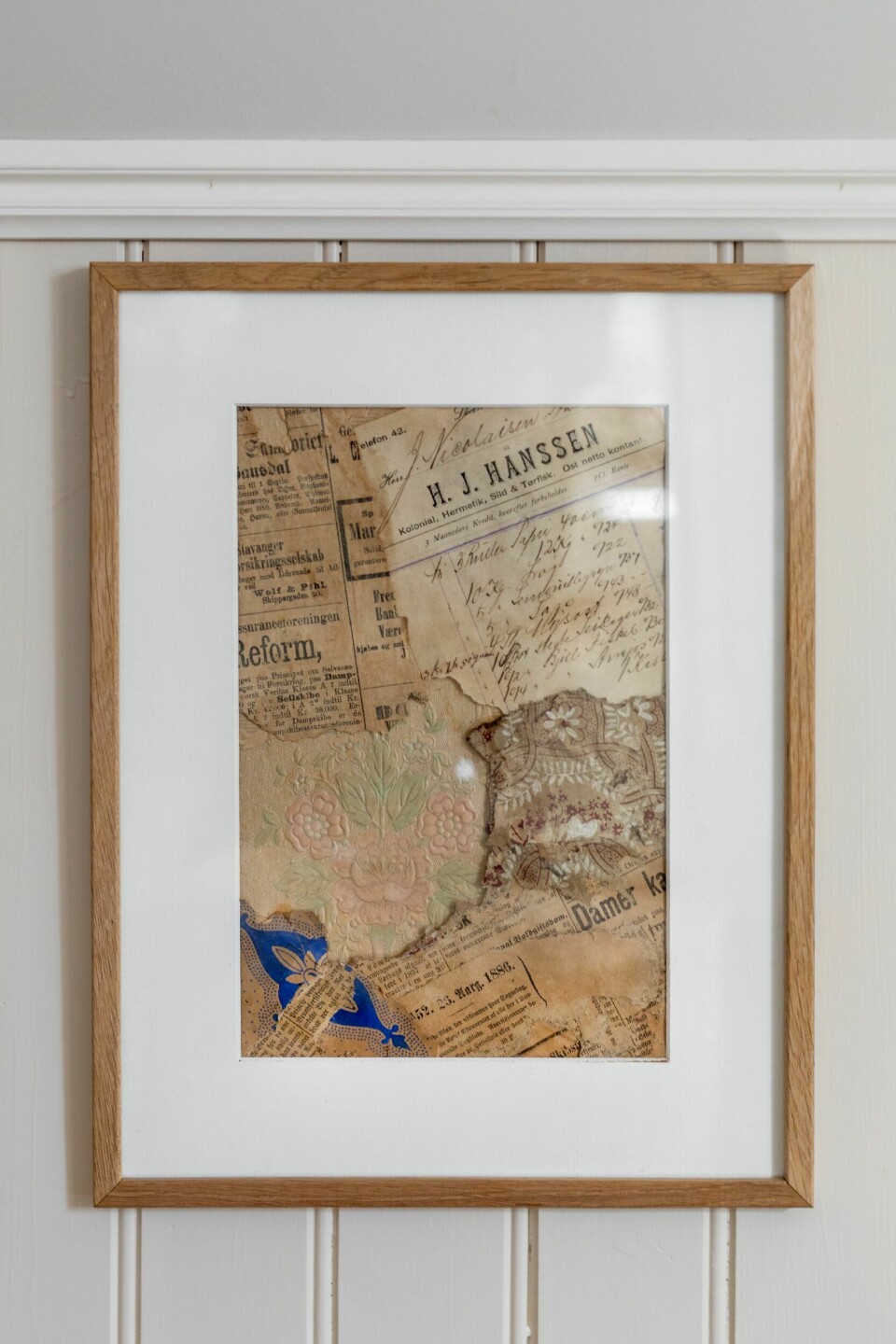 MINNER: Biter av aviser og tapeter som kom til syne da de gamle veggene ble revet, er rammet inn som et minne om husets historie.