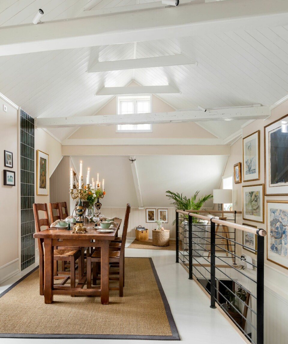 HIMLING: Spisestuen er blitt lys og luftig etter at de fjernet et tak og fikk høy himling. Spisebordet og stolene er bruktfunn, og rekkverket rundt trappen har de fått laget etter Jans tegninger.