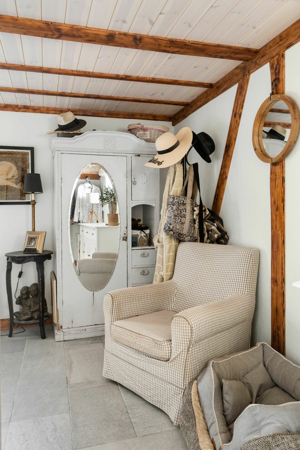 BRUKTFUNN: Både skapet og lenestolen på soverommet er kjøpt brukt. Følg huset og eierne på Instagram: @villastrandgata