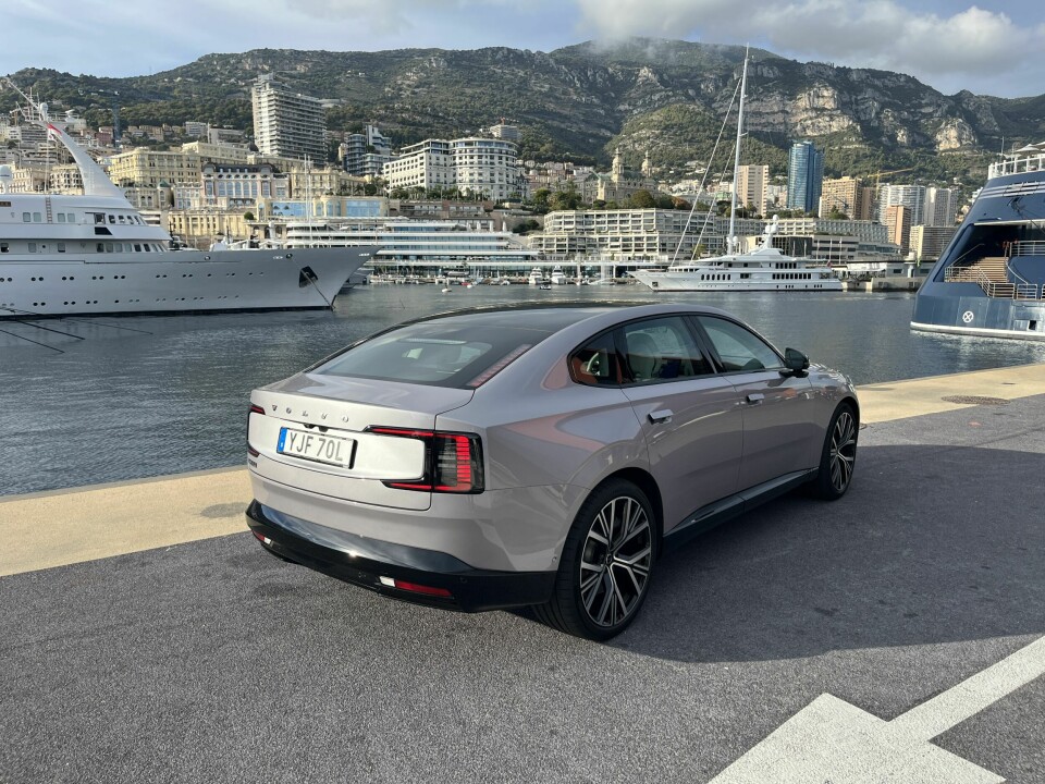 MYE UTSTYR: Varme i ratt og forseter, elektrisk justerbare forseter, varmepumpe, klimaanlegg med fire soner, LED-hovedlys og adaptiv cruisekontroll er standard på alle utstyrsnivåer.