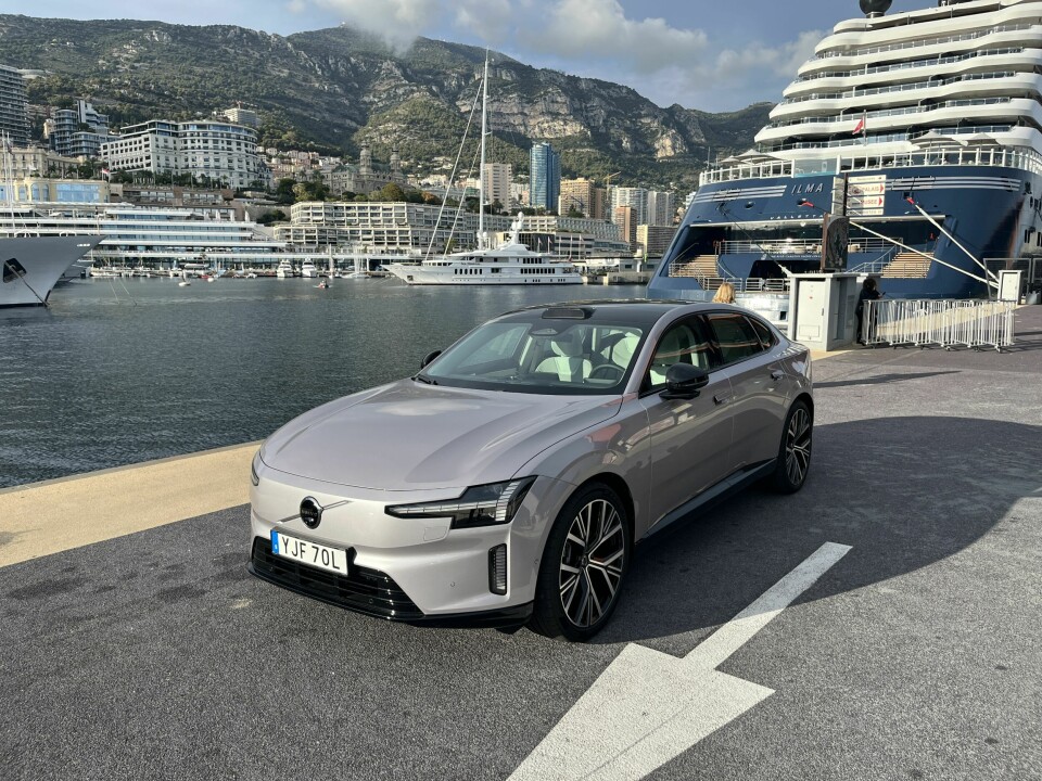 SÆREGEN KARAKTER: ES90 er bygget på samme base som EX90 og Polestar3. Det betyr at også ES90 har ganske høy bakkeklaring, opptil 18 centimeter med luftfjæring. Det gir sedanen en særegen karakter som gjør at den virkelig skiller seg ut, godt hjulpet av digre hjul. Designet er vellykket, men «taxiskiltet» over frontruten, som skjuler lidar, er noe skjemmende.