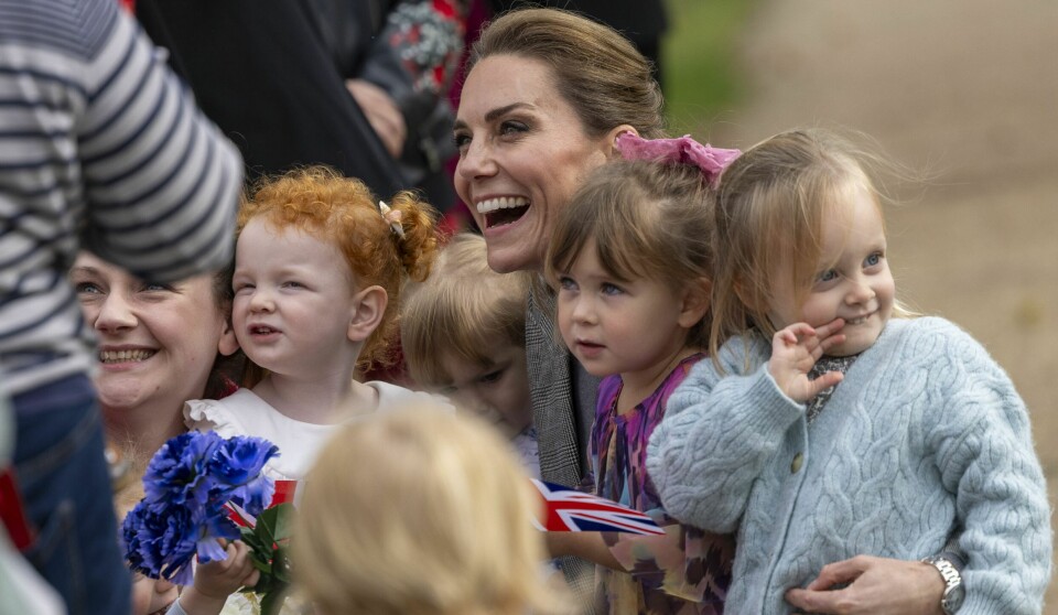 BARNETEKKE: Prinsesse Kate så ut til å storkose seg med de små barna som dukket opp for å ønske henne velkommen til flybasen, der de bor med sine foreldre.