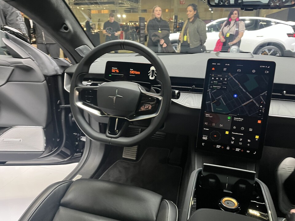 GOOGLE-BASERT: Foran rattet vises essensiell informasjon på et 23 centimeter bredt display som er festet til rattstammen, i tillegg har bilen head up-display. Foruten knappene på rattet og tradisjonelle hendler, foretas mesteparten av betjeningen med stemmebruk eller ved å trykke på den digre, vertikalt stilte berøringsskjermen med et infotainmentsystem basert på Android Automotive og Google.