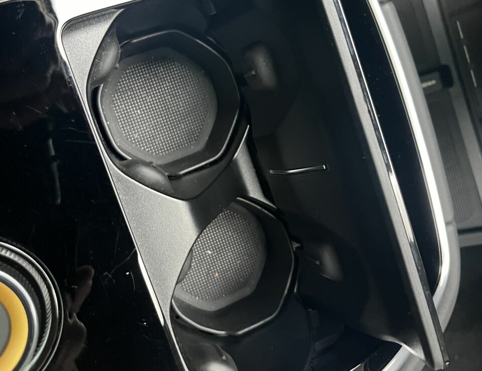 FIKS DETALJ: Koppholdere med bunn som synker litt ned når du setter koppen nedi.