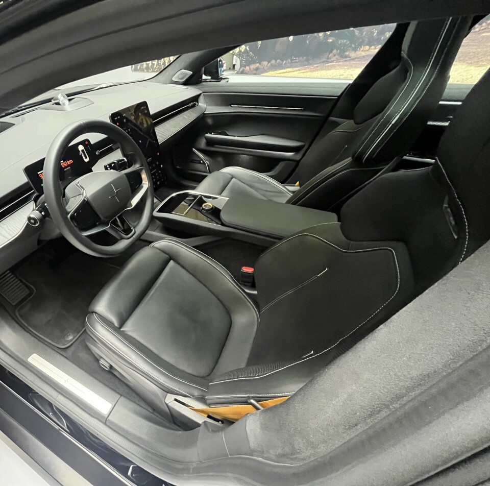 SKINN: Bilen kan fås med nappaskinn. Setene er fra Recaro.