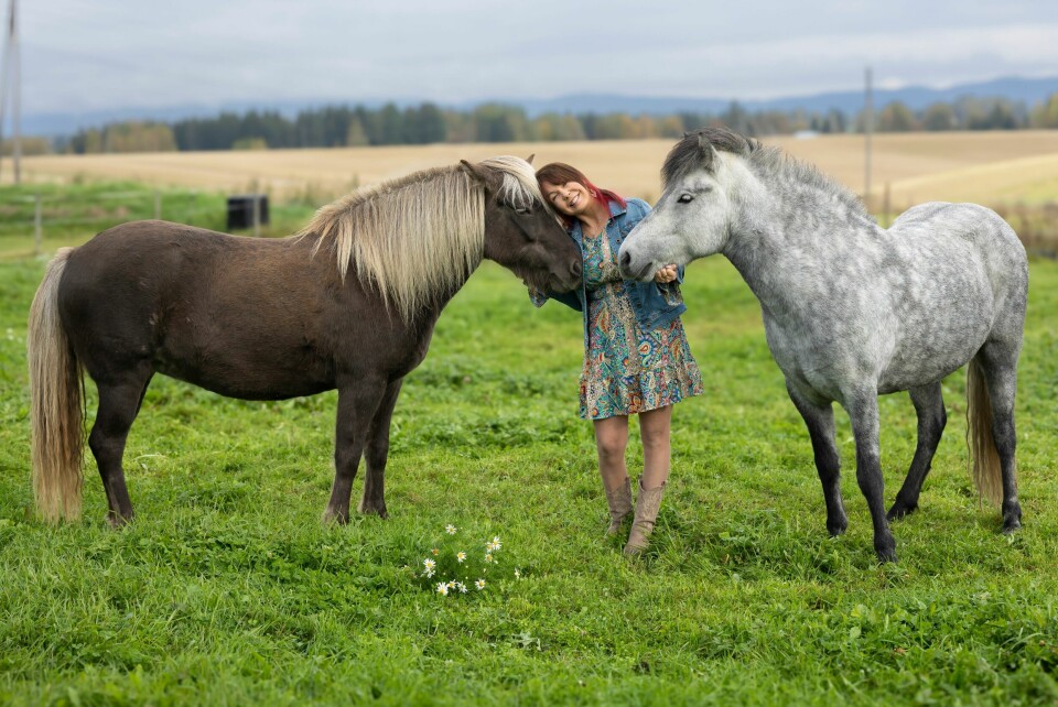 PÅ TUNET: – Livet er ikke stille, men det er mitt. Her sammen med hestene Perla og Lulu.